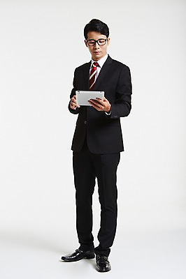 포토 JPG 스튜디오촬영 전신 남자 안경 실내 한명 서기 정장 성인 앞모습 30대 태블릿 한국인 웹서핑 업무 비즈니스맨 성인남자한명만 장년남자한명만 안경낌 국내포토 1 잡화 옷 뷰포인트 비즈니스 모션 사람 동양인 내부 장년 전자제품 스마트기기 작업 직장인 남자한명만 성인남자만 장년남자만 파일형식