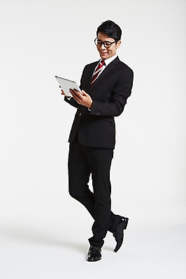 포토 JPG 스튜디오촬영 전신 남자 안경 실내 한명 서기 미소 정장 성인 30대 태블릿 한국인 웹서핑 업무 비즈니스맨 성인남자한명만 장년남자한명만 안경낌 국내포토 1 잡화 옷 비즈니스 모션 표정 사람 동양인 내부 장년 전자제품 스마트기기 작업 직장인 남자한명만 성인남자만 장년남자만 파일형식