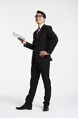 포토 JPG 스튜디오촬영 전신 남자 안경 허리손 실내 한명 서기 미소 정장 성인 옆모습 30대 태블릿 한국인 웹서핑 업무 비즈니스맨 성인남자한명만 장년남자한명만 안경낌 국내포토 1 잡화 옷 뷰포인트 포즈 비즈니스 모션 표정 사람 동양인 내부 장년 전자제품 스마트기기 작업 직장인 남자한명만 성인남자만 장년남자만 파일형식