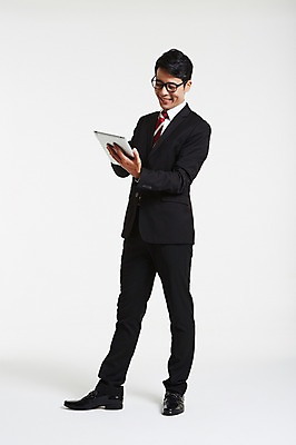 포토 JPG 스튜디오촬영 전신 남자 안경 실내 한명 서기 미소 정장 성인 옆모습 30대 태블릿 한국인 웹서핑 업무 비즈니스맨 성인남자한명만 장년남자한명만 안경낌 국내포토 1 잡화 옷 뷰포인트 비즈니스 모션 표정 사람 동양인 내부 장년 전자제품 스마트기기 작업 직장인 남자한명만 성인남자만 장년남자만 파일형식