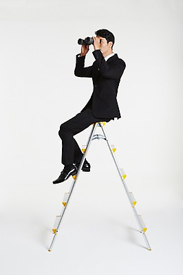 포토 JPG 스튜디오촬영 전신 남자 사다리 실내 한명 앉기 정장 성인 옆모습 30대 쌍안경 한국인 관찰 비즈니스맨 성인남자한명만 장년남자한명만 국내포토 1 옷 뷰포인트 비즈니스 모션 사람 동양인 내부 장년 망원경 도구 직장인 남자한명만 성인남자만 장년남자만 파일형식