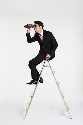 포토 JPG 스튜디오촬영 전신 남자 사다리 실내 한명 앉기 정장 성인 옆모습 30대 쌍안경 한국인 관찰 비즈니스맨 성인남자한명만 장년남자한명만 국내포토 1 옷 뷰포인트 비즈니스 모션 사람 동양인 내부 장년 망원경 도구 직장인 남자한명만 성인남자만 장년남자만 파일형식