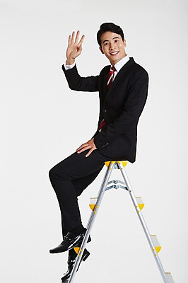포토 JPG 스튜디오촬영 전신 남자 사다리 실내 한명 미소 앉기 정장 성인 옆모습 30대 한국인 비즈니스맨 손인사 성인남자한명만 장년남자한명만 국내포토 1 옷 뷰포인트 비즈니스 모션 표정 사람 동양인 내부 장년 도구 인사 직장인 남자한명만 성인남자만 장년남자만 파일형식