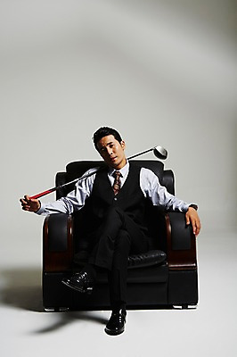 포토 JPG 스튜디오촬영 전신 남자 실내 한명 들기 앉기 정장 성인 앞모습 30대 골프채 한국인 다리꼬기 건달 가죽소파 성인남자한명만 장년남자한명만 국내포토 1 옷 뷰포인트 모션 골프용품 사람 동양인 내부 장년 소파 남자한명만 성인남자만 장년남자만 파일형식