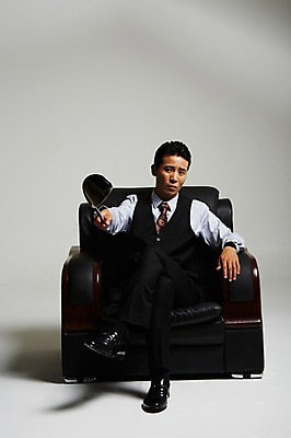 포토 JPG 스튜디오촬영 전신 남자 실내 한명 들기 앉기 정장 성인 앞모습 30대 골프채 한국인 다리꼬기 건달 가죽소파 성인남자한명만 장년남자한명만 국내포토 1 옷 뷰포인트 모션 골프용품 사람 동양인 내부 장년 소파 남자한명만 성인남자만 장년남자만 파일형식