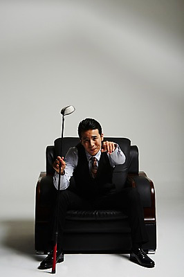 포토 JPG 스튜디오촬영 전신 남자 실내 한명 앉기 정장 손짓 성인 앞모습 30대 골프채 한국인 가리킴 부름 건달 가죽소파 성인남자한명만 장년남자한명만 국내포토 1 옷 뷰포인트 모션 골프용품 사람 동양인 내부 장년 소파 남자한명만 성인남자만 장년남자만 파일형식