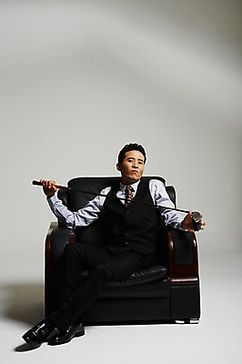 포토 JPG 스튜디오촬영 전신 남자 실내 한명 들기 앉기 정장 성인 앞모습 30대 골프채 한국인 건달 가죽소파 성인남자한명만 장년남자한명만 국내포토 1 옷 뷰포인트 모션 골프용품 사람 동양인 내부 장년 소파 남자한명만 성인남자만 장년남자만 파일형식