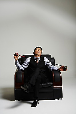 포토 JPG 스튜디오촬영 전신 남자 실내 한명 들기 앉기 정장 성인 앞모습 30대 골프채 한국인 다리꼬기 건달 가죽소파 성인남자한명만 장년남자한명만 국내포토 1 옷 뷰포인트 모션 골프용품 사람 동양인 내부 장년 소파 남자한명만 성인남자만 장년남자만 파일형식