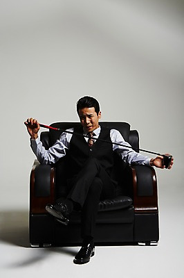 포토 JPG 스튜디오촬영 전신 남자 실내 한명 들기 앉기 정장 성인 앞모습 30대 골프채 한국인 다리꼬기 건달 가죽소파 성인남자한명만 장년남자한명만 국내포토 1 옷 뷰포인트 모션 골프용품 사람 동양인 내부 장년 소파 남자한명만 성인남자만 장년남자만 파일형식