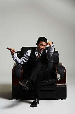 포토 JPG 스튜디오촬영 전신 남자 실내 한명 들기 앉기 정장 손짓 성인 앞모습 30대 골프채 한국인 다리꼬기 부름 건달 가죽소파 성인남자한명만 장년남자한명만 국내포토 1 옷 뷰포인트 모션 골프용품 사람 동양인 내부 장년 소파 남자한명만 성인남자만 장년남자만 파일형식