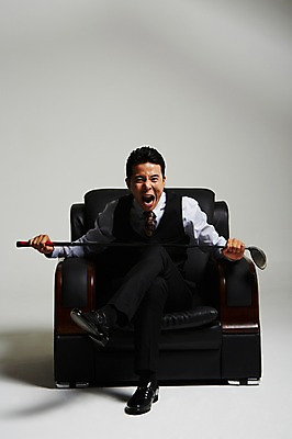 포토 JPG 스튜디오촬영 전신 남자 실내 한명 들기 앉기 정장 성인 앞모습 30대 외침 골프채 한국인 다리꼬기 분노 짜증 건달 가죽소파 성인남자한명만 장년남자한명만 국내포토 1 옷 감정 뷰포인트 모션 골프용품 사람 동양인 내부 장년 소파 소리 남자한명만 성인남자만 장년남자만 파일형식