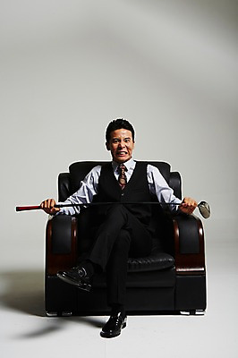 포토 JPG 스튜디오촬영 전신 남자 실내 한명 들기 앉기 정장 성인 앞모습 30대 골프채 한국인 다리꼬기 분노 짜증 건달 가죽소파 성인남자한명만 장년남자한명만 국내포토 1 옷 감정 뷰포인트 모션 골프용품 사람 동양인 내부 장년 소파 남자한명만 성인남자만 장년남자만 파일형식