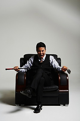 포토 JPG 스튜디오촬영 전신 남자 실내 한명 들기 앉기 정장 성인 앞모습 30대 외침 골프채 한국인 다리꼬기 분노 짜증 건달 가죽소파 성인남자한명만 장년남자한명만 국내포토 1 옷 감정 뷰포인트 모션 골프용품 사람 동양인 내부 장년 소파 소리 남자한명만 성인남자만 장년남자만 파일형식