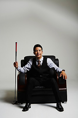 포토 JPG 스튜디오촬영 전신 남자 실내 한명 앉기 정장 성인 앞모습 30대 골프채 한국인 건달 가죽소파 성인남자한명만 장년남자한명만 국내포토 1 옷 뷰포인트 모션 골프용품 사람 동양인 내부 장년 소파 남자한명만 성인남자만 장년남자만 파일형식