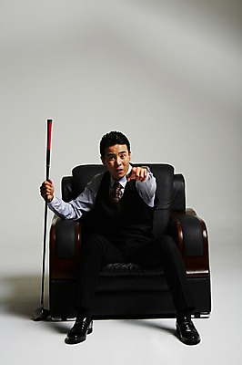 포토 JPG 스튜디오촬영 전신 남자 실내 한명 앉기 정장 손짓 성인 앞모습 30대 골프채 한국인 가리킴 부름 건달 가죽소파 성인남자한명만 장년남자한명만 국내포토 1 옷 뷰포인트 모션 골프용품 사람 동양인 내부 장년 소파 남자한명만 성인남자만 장년남자만 파일형식