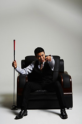 포토 JPG 스튜디오촬영 전신 남자 실내 한명 앉기 정장 손짓 성인 앞모습 30대 골프채 한국인 가리킴 부름 건달 가죽소파 성인남자한명만 장년남자한명만 국내포토 1 옷 뷰포인트 모션 골프용품 사람 동양인 내부 장년 소파 남자한명만 성인남자만 장년남자만 파일형식