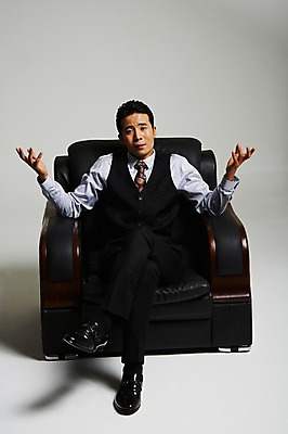 포토 JPG 스튜디오촬영 전신 남자 여유 실내 한명 앉기 정장 손짓 성인 앞모습 30대 한국인 다리꼬기 건달 가죽소파 성인남자한명만 장년남자한명만 국내포토 1 옷 감정 뷰포인트 모션 사람 동양인 내부 장년 소파 남자한명만 성인남자만 장년남자만 파일형식