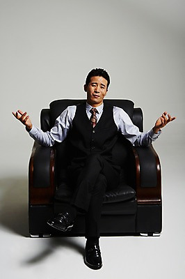 포토 JPG 스튜디오촬영 전신 남자 여유 실내 한명 앉기 정장 손짓 성인 앞모습 30대 한국인 다리꼬기 건달 가죽소파 성인남자한명만 장년남자한명만 국내포토 1 옷 감정 뷰포인트 모션 사람 동양인 내부 장년 소파 남자한명만 성인남자만 장년남자만 파일형식