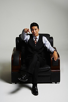 포토 JPG 스튜디오촬영 전신 남자 실내 한명 앉기 정장 손짓 성인 앞모습 30대 한국인 다리꼬기 가리킴 부름 건달 가죽소파 성인남자한명만 장년남자한명만 국내포토 1 옷 뷰포인트 모션 사람 동양인 내부 장년 소파 남자한명만 성인남자만 장년남자만 파일형식