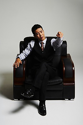 포토 JPG 스튜디오촬영 전신 남자 실내 한명 앉기 정장 손짓 성인 앞모습 30대 한국인 다리꼬기 가리킴 부름 건달 가죽소파 성인남자한명만 장년남자한명만 국내포토 1 옷 뷰포인트 모션 사람 동양인 내부 장년 소파 남자한명만 성인남자만 장년남자만 파일형식