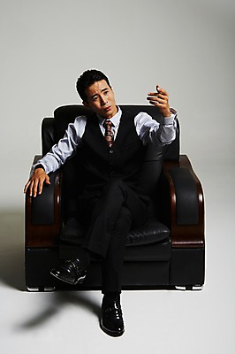 포토 JPG 스튜디오촬영 전신 남자 실내 한명 앉기 정장 손짓 성인 앞모습 30대 한국인 다리꼬기 가리킴 부름 건달 가죽소파 성인남자한명만 장년남자한명만 국내포토 1 옷 뷰포인트 모션 사람 동양인 내부 장년 소파 남자한명만 성인남자만 장년남자만 파일형식