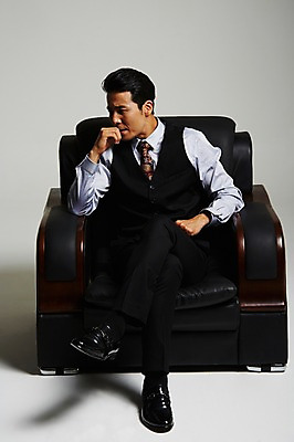 포토 JPG 스튜디오촬영 전신 남자 생각 실내 한명 앉기 정장 성인 앞모습 30대 턱괴기 한국인 다리꼬기 고민 건달 가죽소파 성인남자한명만 장년남자한명만 국내포토 1 옷 감정 뷰포인트 모션 사람 동양인 내부 장년 소파 남자한명만 성인남자만 장년남자만 파일형식