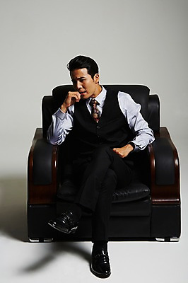 포토 JPG 스튜디오촬영 전신 남자 생각 실내 한명 앉기 정장 성인 앞모습 30대 턱괴기 한국인 다리꼬기 고민 건달 가죽소파 성인남자한명만 장년남자한명만 국내포토 1 옷 감정 뷰포인트 모션 사람 동양인 내부 장년 소파 남자한명만 성인남자만 장년남자만 파일형식