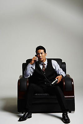 포토 JPG 스튜디오촬영 전신 남자 실내 한명 앉기 정장 성인 앞모습 30대 한국인 유선전화기 통화 건달 가죽소파 성인남자한명만 장년남자한명만 국내포토 1 옷 뷰포인트 모션 사람 동양인 내부 장년 소파 전화기 남자한명만 성인남자만 장년남자만 파일형식