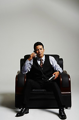 포토 JPG 스튜디오촬영 전신 남자 실내 한명 앉기 정장 성인 앞모습 30대 한국인 유선전화기 통화 건달 가죽소파 성인남자한명만 장년남자한명만 국내포토 1 옷 뷰포인트 모션 사람 동양인 내부 장년 소파 전화기 남자한명만 성인남자만 장년남자만 파일형식