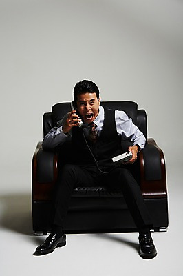 포토 JPG 스튜디오촬영 전신 남자 실내 한명 앉기 정장 성인 앞모습 30대 외침 한국인 분노 짜증 유선전화기 통화 건달 가죽소파 성인남자한명만 장년남자한명만 국내포토 1 옷 감정 뷰포인트 모션 사람 동양인 내부 장년 소파 소리 전화기 남자한명만 성인남자만 장년남자만 파일형식