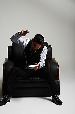 포토 JPG 스튜디오촬영 전신 남자 실내 한명 앉기 정장 성인 앞모습 30대 한국인 분노 짜증 유선전화기 통화 건달 가죽소파 성인남자한명만 장년남자한명만 국내포토 1 옷 감정 뷰포인트 모션 사람 동양인 내부 장년 소파 전화기 남자한명만 성인남자만 장년남자만 파일형식