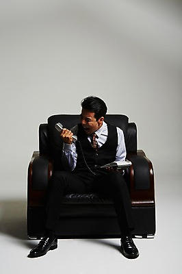 포토 JPG 스튜디오촬영 전신 남자 실내 한명 앉기 정장 성인 앞모습 30대 외침 한국인 분노 짜증 유선전화기 통화 건달 가죽소파 성인남자한명만 장년남자한명만 국내포토 1 옷 감정 뷰포인트 모션 사람 동양인 내부 장년 소파 소리 전화기 남자한명만 성인남자만 장년남자만 파일형식