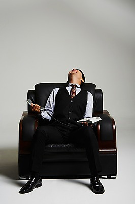 포토 JPG 스튜디오촬영 전신 남자 실내 한명 앉기 정장 성인 앞모습 30대 한국인 분노 짜증 유선전화기 고개들기 통화 건달 가죽소파 성인남자한명만 장년남자한명만 국내포토 1 옷 감정 뷰포인트 모션 사람 동양인 내부 장년 소파 전화기 남자한명만 성인남자만 장년남자만 파일형식