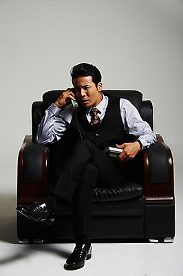 포토 JPG 스튜디오촬영 전신 남자 실내 한명 앉기 정장 성인 앞모습 30대 한국인 다리꼬기 분노 짜증 유선전화기 통화 건달 가죽소파 성인남자한명만 장년남자한명만 국내포토 1 옷 감정 뷰포인트 모션 사람 동양인 내부 장년 소파 전화기 남자한명만 성인남자만 장년남자만 파일형식