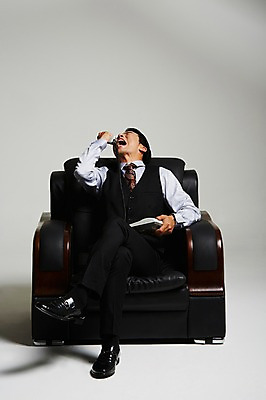 포토 JPG 스튜디오촬영 전신 남자 실내 한명 앉기 정장 성인 앞모습 30대 외침 한국인 다리꼬기 분노 짜증 유선전화기 통화 건달 가죽소파 성인남자한명만 장년남자한명만 국내포토 1 옷 감정 뷰포인트 모션 사람 동양인 내부 장년 소파 소리 전화기 남자한명만 성인남자만 장년남자만 파일형식