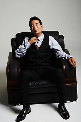 포토 JPG 스튜디오촬영 전신 남자 실내 한명 앉기 정장 성인 앞모습 30대 눈감음 한국인 건달 가죽소파 답답함 성인남자한명만 장년남자한명만 국내포토 1 옷 뷰포인트 모션 사람 동양인 내부 장년 소파 감각 남자한명만 성인남자만 장년남자만 파일형식