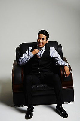 포토 JPG 스튜디오촬영 전신 남자 실내 한명 앉기 정장 성인 앞모습 30대 한국인 건달 가죽소파 답답함 성인남자한명만 장년남자한명만 국내포토 1 옷 뷰포인트 모션 사람 동양인 내부 장년 소파 감각 남자한명만 성인남자만 장년남자만 파일형식