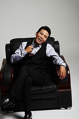 포토 JPG 스튜디오촬영 전신 남자 실내 한명 앉기 정장 성인 앞모습 30대 한국인 다리꼬기 건달 가죽소파 답답함 성인남자한명만 장년남자한명만 국내포토 1 옷 뷰포인트 모션 사람 동양인 내부 장년 소파 감각 남자한명만 성인남자만 장년남자만 파일형식