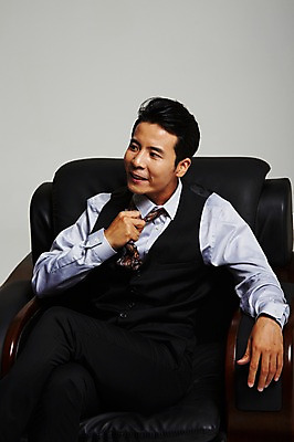 포토 JPG 스튜디오촬영 남자 실내 한명 앉기 정장 상반신 성인 30대 한국인 다리꼬기 건달 가죽소파 답답함 성인남자한명만 장년남자한명만 국내포토 1 옷 모션 사람 동양인 내부 장년 소파 감각 남자한명만 성인남자만 장년남자만 파일형식