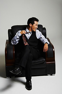 포토 JPG 스튜디오촬영 전신 남자 흡연 담배 실내 한명 앉기 정장 성인 앞모습 30대 한국인 다리꼬기 건달 가죽소파 답답함 성인남자한명만 장년남자한명만 국내포토 1 옷 뷰포인트 모션 사람 동양인 내부 장년 소파 감각 남자한명만 성인남자만 장년남자만 파일형식