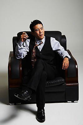 포토 JPG 스튜디오촬영 전신 남자 흡연 담배 실내 한명 앉기 정장 성인 앞모습 30대 한국인 다리꼬기 건달 가죽소파 답답함 성인남자한명만 장년남자한명만 국내포토 1 옷 뷰포인트 모션 사람 동양인 내부 장년 소파 감각 남자한명만 성인남자만 장년남자만 파일형식