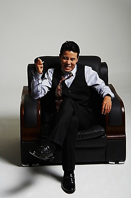 포토 JPG 스튜디오촬영 전신 남자 흡연 담배 실내 한명 앉기 정장 성인 앞모습 30대 한국인 다리꼬기 분노 짜증 건달 가죽소파 답답함 성인남자한명만 장년남자한명만 국내포토 1 옷 감정 뷰포인트 모션 사람 동양인 내부 장년 소파 감각 남자한명만 성인남자만 장년남자만 파일형식