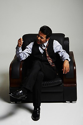 포토 JPG 스튜디오촬영 전신 남자 흡연 담배 실내 한명 앉기 정장 성인 앞모습 30대 한국인 다리꼬기 분노 짜증 찡그림 건달 가죽소파 답답함 성인남자한명만 장년남자한명만 국내포토 1 옷 감정 뷰포인트 모션 표정 사람 동양인 내부 장년 소파 감각 남자한명만 성인남자만 장년남자만 파일형식