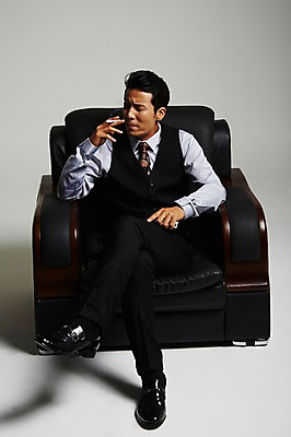 포토 JPG 스튜디오촬영 전신 남자 흡연 담배 실내 한명 앉기 정장 성인 앞모습 30대 눈감음 한국인 다리꼬기 건달 가죽소파 성인남자한명만 장년남자한명만 국내포토 1 옷 뷰포인트 모션 사람 동양인 내부 장년 소파 남자한명만 성인남자만 장년남자만 파일형식