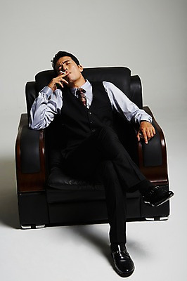 포토 JPG 스튜디오촬영 전신 남자 흡연 담배 실내 한명 앉기 정장 성인 앞모습 30대 눈감음 한국인 다리꼬기 건달 가죽소파 성인남자한명만 장년남자한명만 국내포토 1 옷 뷰포인트 모션 사람 동양인 내부 장년 소파 남자한명만 성인남자만 장년남자만 파일형식