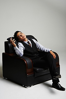 포토 JPG 스튜디오촬영 전신 남자 흡연 담배 실내 한명 앉기 정장 성인 옆모습 30대 한국인 다리꼬기 건달 가죽소파 성인남자한명만 장년남자한명만 국내포토 1 옷 뷰포인트 모션 사람 동양인 내부 장년 소파 남자한명만 성인남자만 장년남자만 파일형식