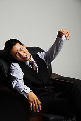 포토 JPG 스튜디오촬영 남자 흡연 담배 실내 한명 앉기 정장 손짓 상반신 성인 30대 한국인 가리킴 부름 건달 가죽소파 성인남자한명만 장년남자한명만 국내포토 1 옷 모션 사람 동양인 내부 장년 소파 남자한명만 성인남자만 장년남자만 파일형식