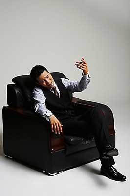 포토 JPG 스튜디오촬영 전신 남자 흡연 담배 실내 한명 앉기 정장 손짓 성인 옆모습 30대 한국인 다리꼬기 부름 건달 가죽소파 성인남자한명만 장년남자한명만 국내포토 1 옷 뷰포인트 모션 사람 동양인 내부 장년 소파 남자한명만 성인남자만 장년남자만 파일형식