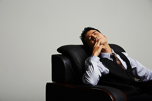 포토 JPG 스튜디오촬영 남자 흡연 담배 실내 한명 앉기 정장 상반신 성인 30대 눈감음 기댐 한국인 건달 가죽소파 성인남자한명만 장년남자한명만 국내포토 1 옷 모션 사람 동양인 내부 장년 소파 남자한명만 성인남자만 장년남자만 파일형식