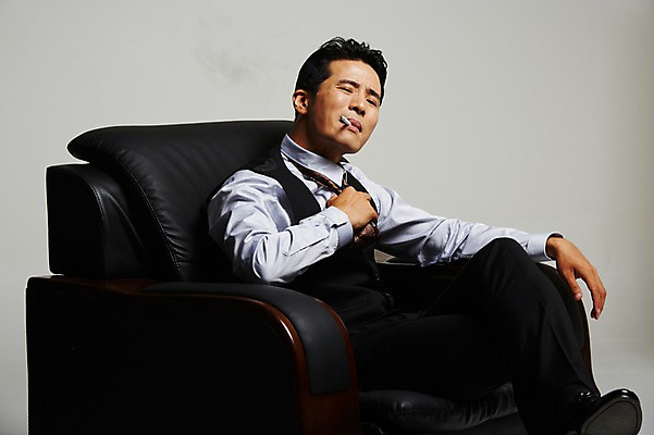 포토 JPG 스튜디오촬영 남자 흡연 담배 실내 한명 앉기 정장 상반신 성인 옆모습 30대 한국인 다리꼬기 건달 가죽소파 답답함 성인남자한명만 장년남자한명만 국내포토 1 옷 뷰포인트 모션 사람 동양인 내부 장년 소파 감각 남자한명만 성인남자만 장년남자만 파일형식